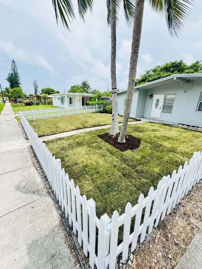 Beautiful totally Renovated 3 bedrooms 2 bathrooms single family house in a quiet, quality neighborhood Perfect for a family! New roof. Carport. Large backyard. ''Mobile home'' in the back used as a large shed. Great location!! close to schools, dining and shopping! New grass in front, new appliances, new washer and dryer.