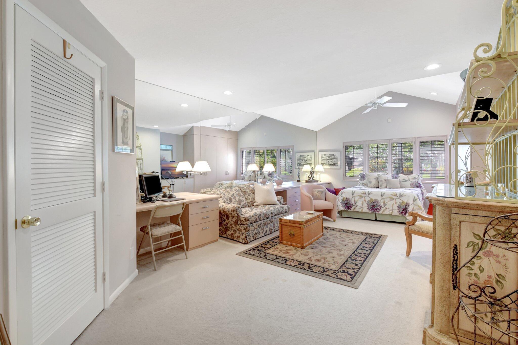 VILLAS OF HAMPSHIRE CONDO - Residential