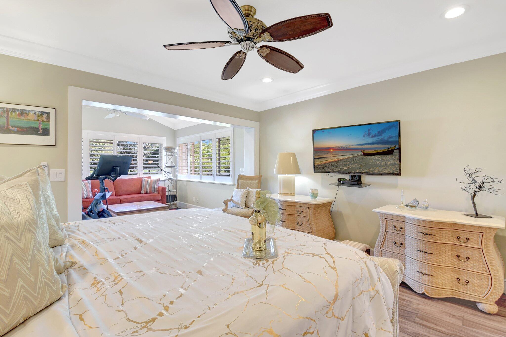 VILLAS OF HAMPSHIRE CONDO - Residential