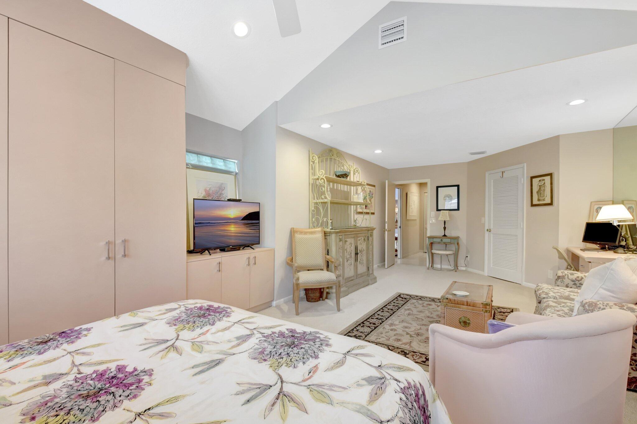 VILLAS OF HAMPSHIRE CONDO - Residential