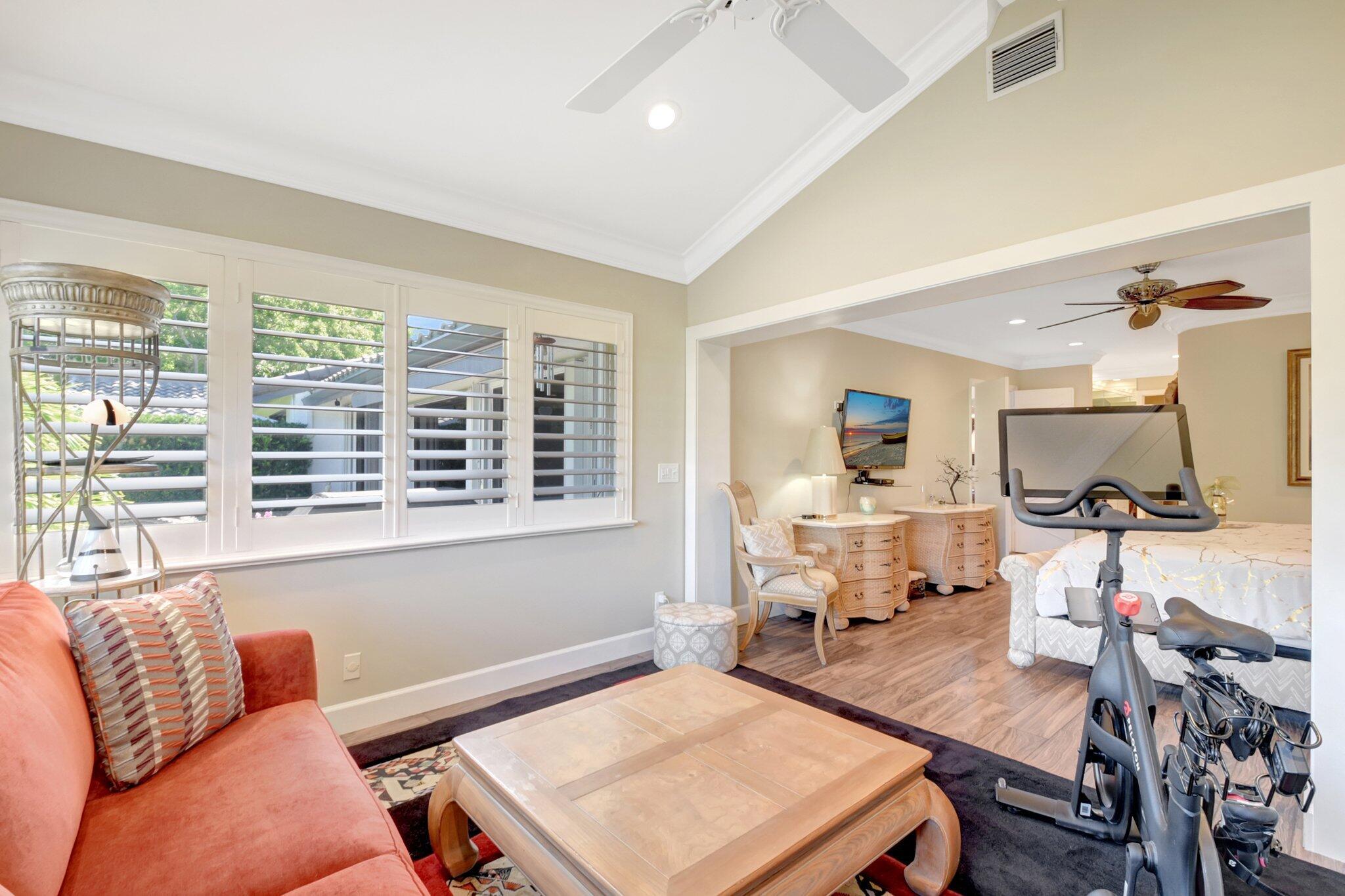 VILLAS OF HAMPSHIRE CONDO - Residential