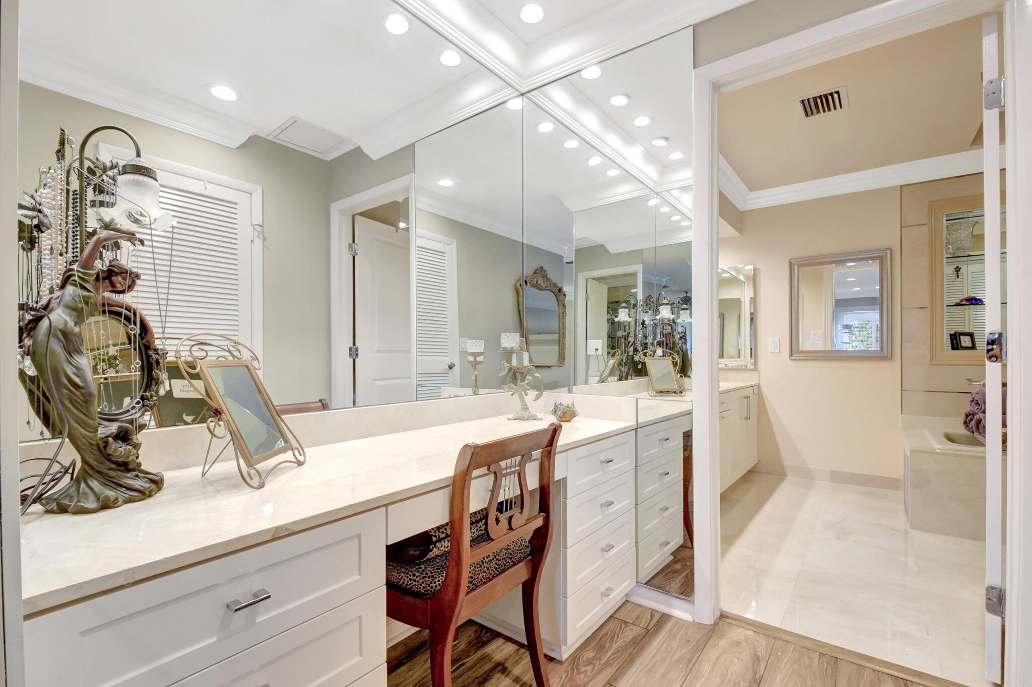 VILLAS OF HAMPSHIRE CONDO - Residential