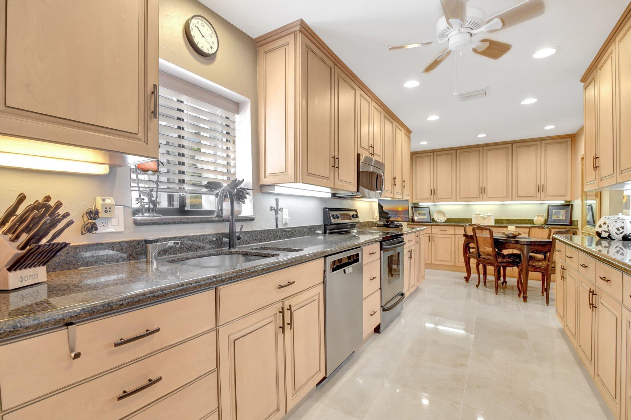 VILLAS OF HAMPSHIRE CONDO - Residential