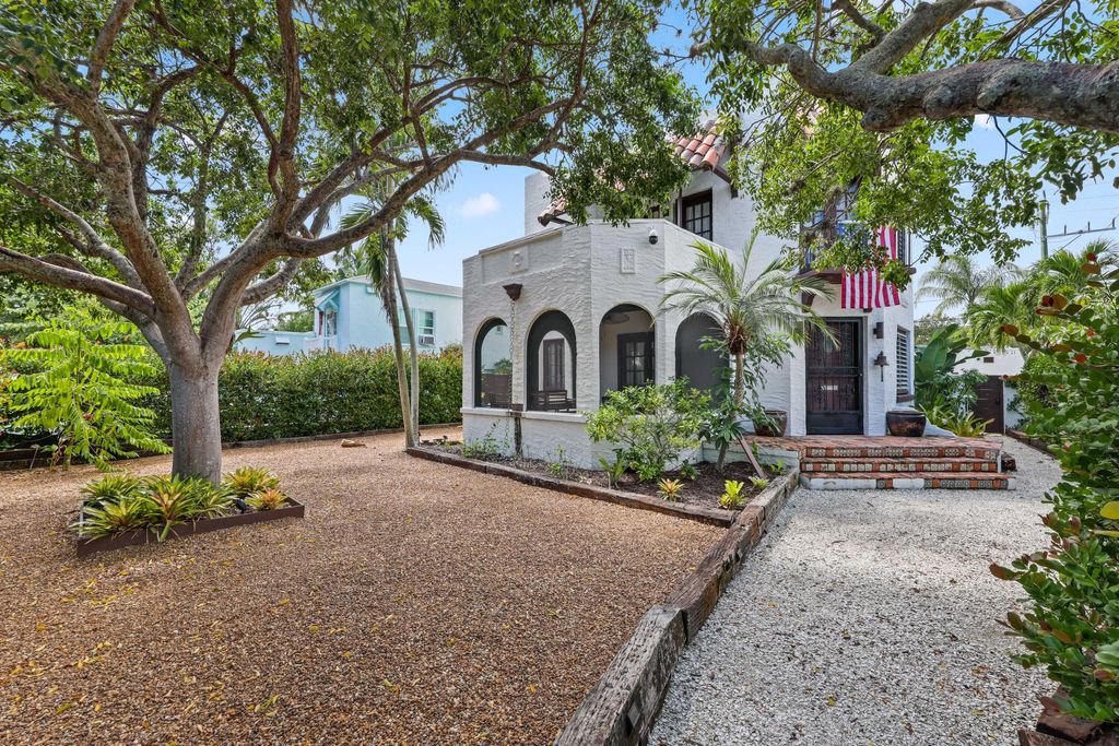 Photo of 531 N Lakeside Drive, Lake Worth Beach, FL 33460 (MLS # R11129265)