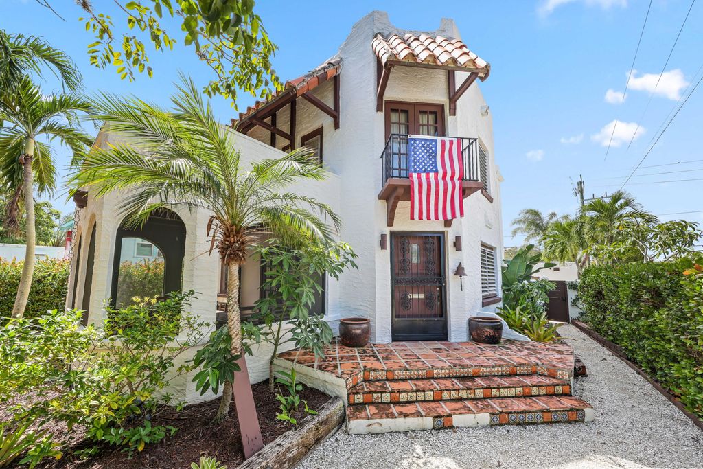 Photo of 531 N Lakeside Drive, Lake Worth Beach, FL 33460 (MLS # R11129265)