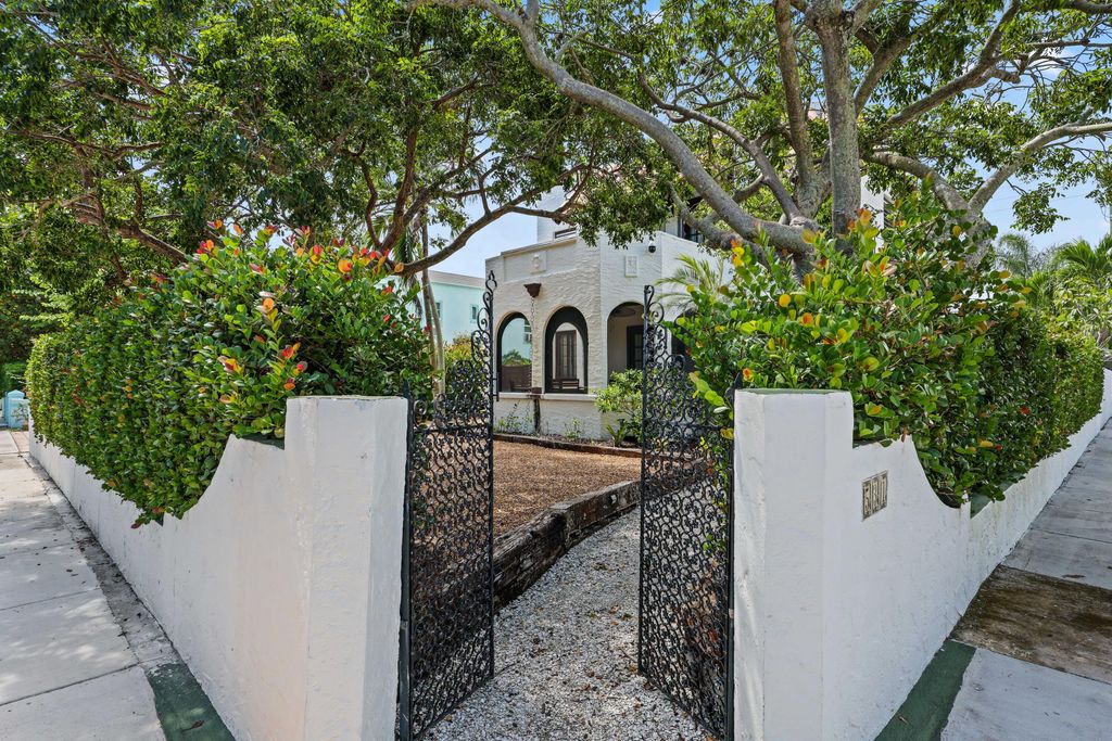 Photo of 531 N Lakeside Drive, Lake Worth Beach, FL 33460 (MLS # R11129265)