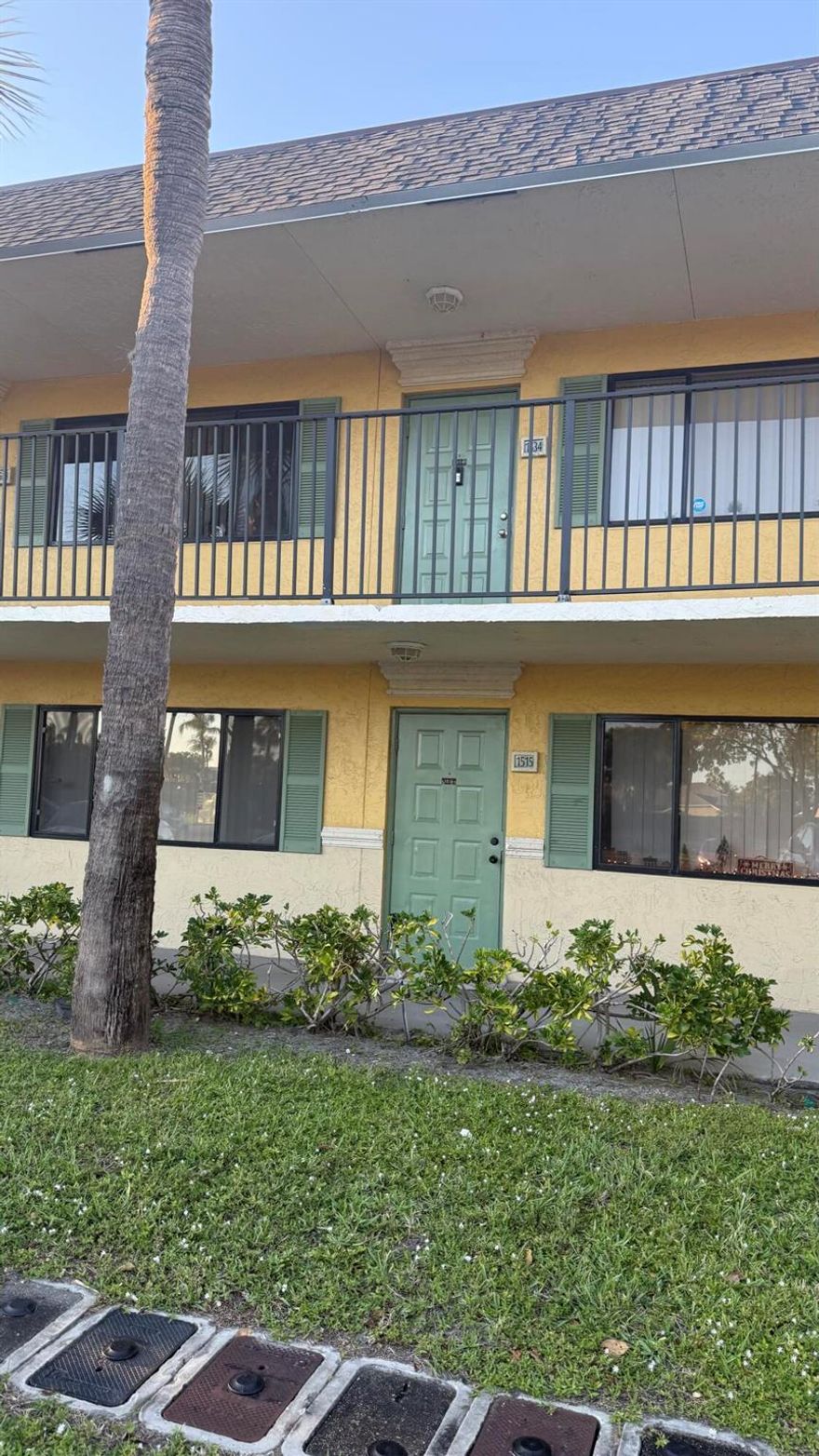 NO CREDIT SCORES, OR RENTAL RESTRICTIONS!  Freshly painted, new floors, newer AC, and appliances. zebra window treatments, crown moldings, new bathroom glass, and cabinets.Garden and private view. Hurry will NOT last