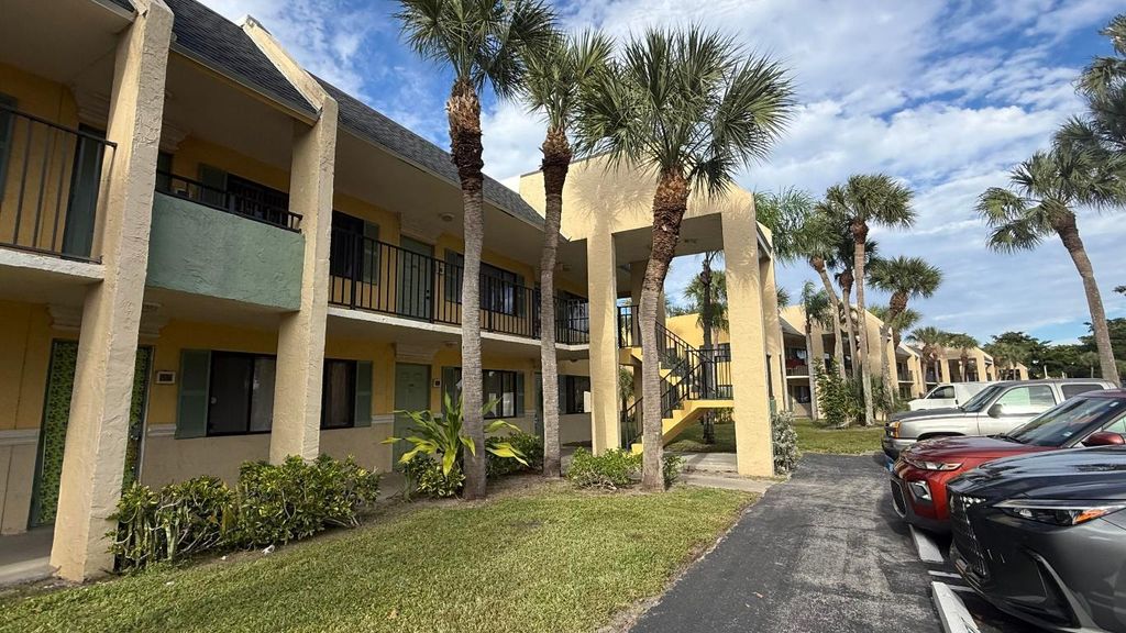 Photo of 1536 W Meadows Circle W, Boynton Beach, FL 33436 (MLS # R11150071)