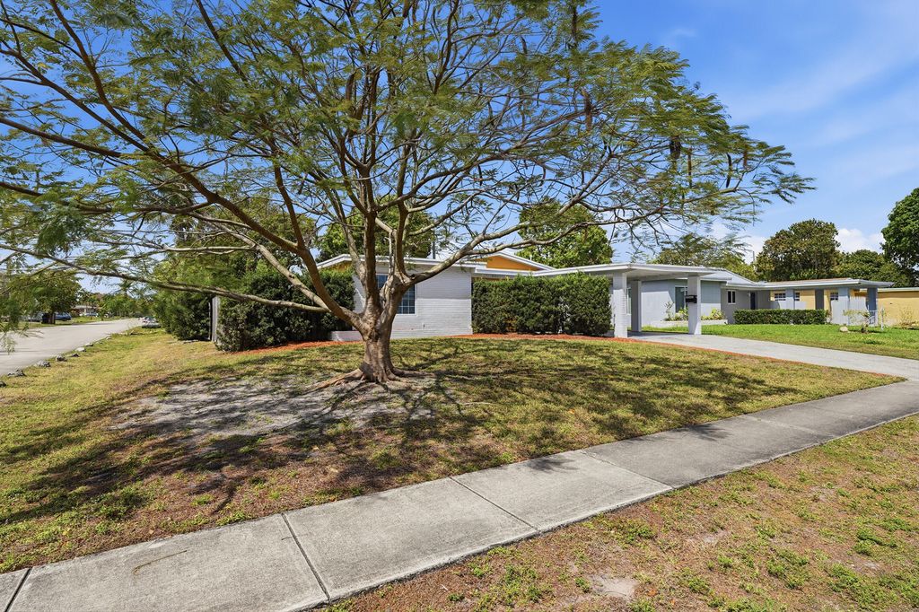 Photo of 241 SW 29th Avenue, Fort Lauderdale, FL 33312 (MLS # R11169947)