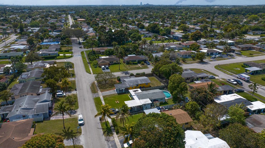 Photo of 241 SW 29th Avenue, Fort Lauderdale, FL 33312 (MLS # R11169947)