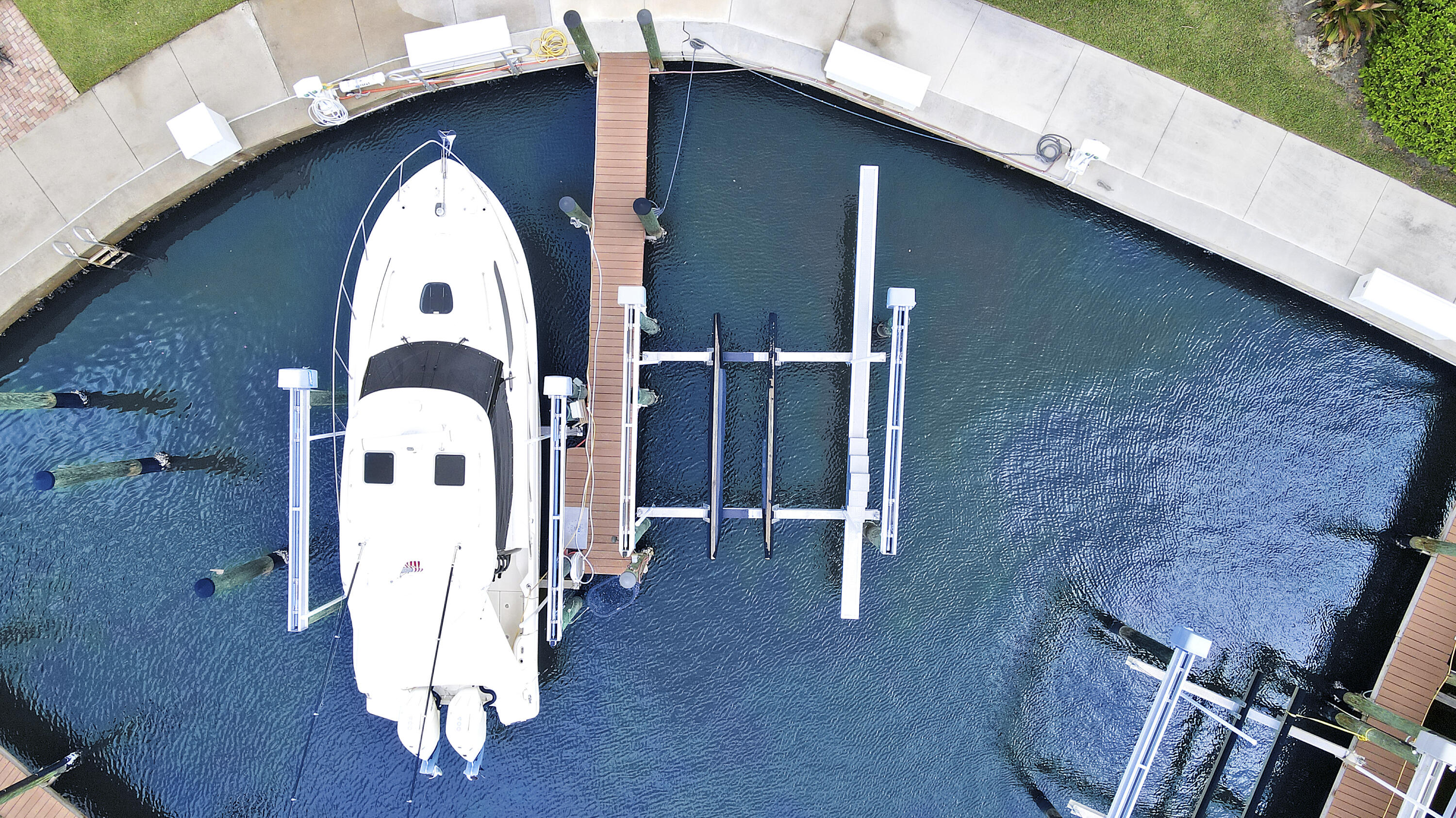 Outrigger Harbour Yacht Club - Land