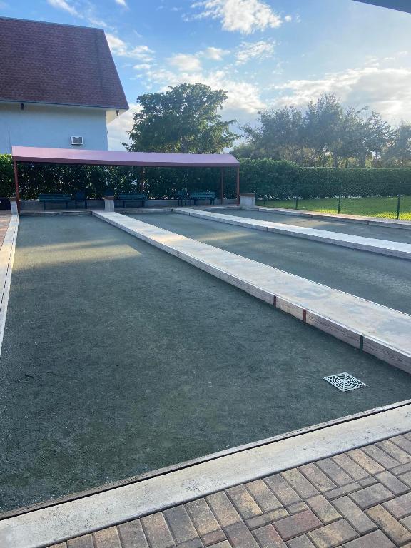 HUNTINGTON LAKES SEC THREE CONDOS - Residential