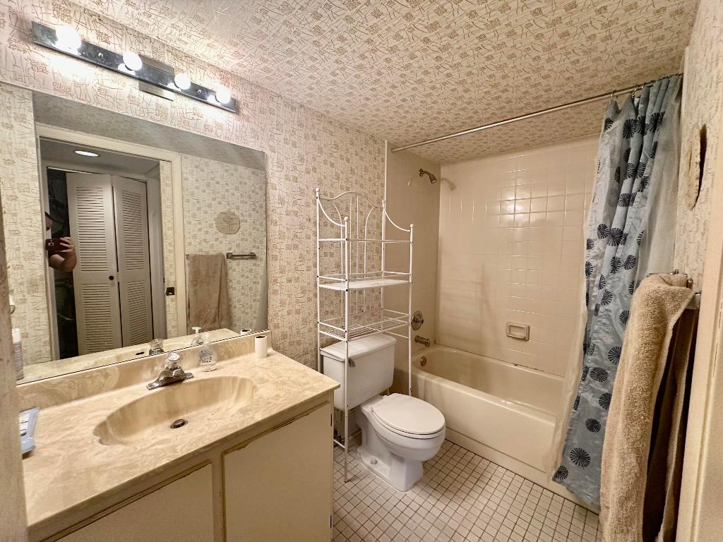 HUNTINGTON LAKES SEC THREE CONDOS - Residential