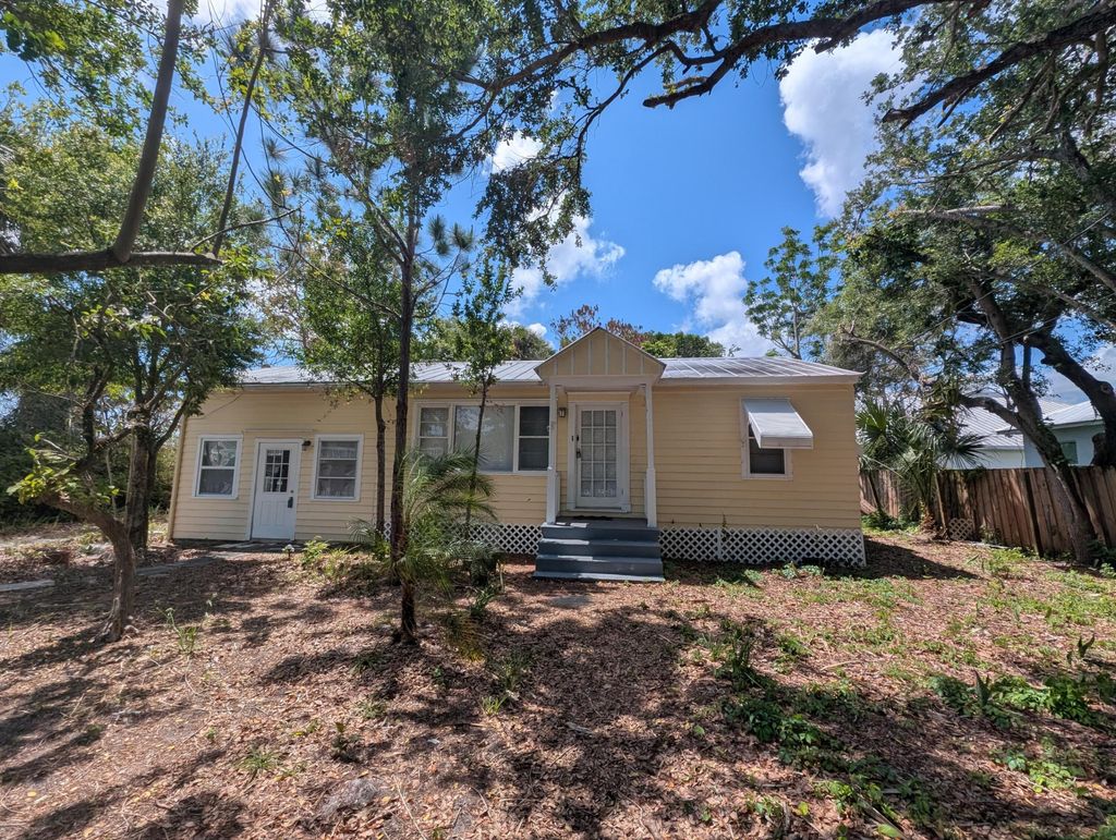 Photo of 521 SW Halpatiokee Street, Stuart, FL 34994 (MLS # B26002984)
