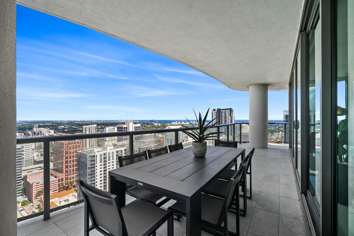 100 Las Olas - Residential