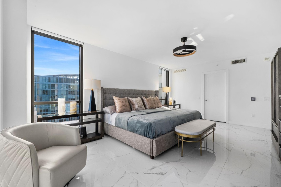 100 Las Olas - Residential