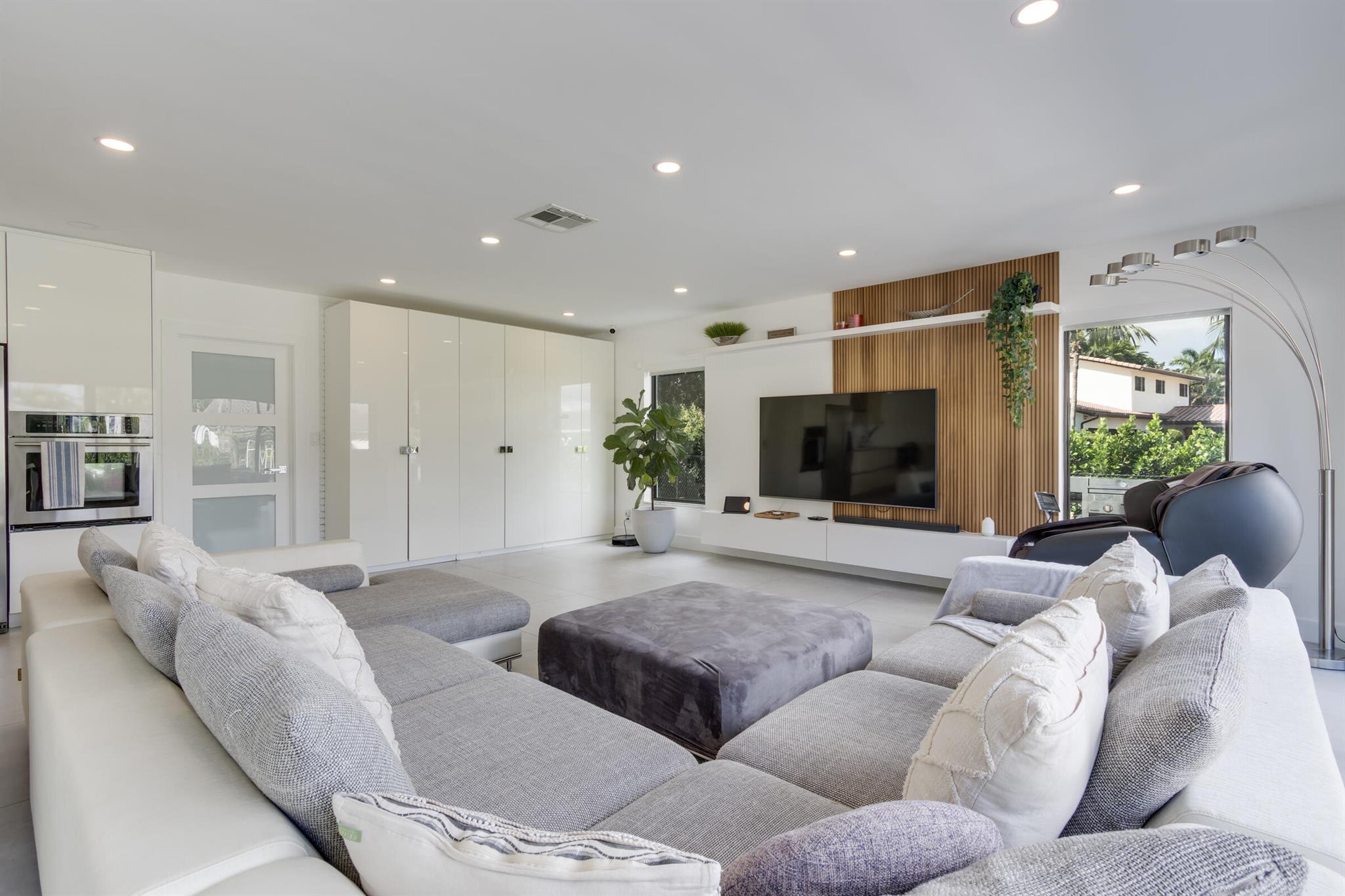 LAKE FLORESTA PARK - Residential
