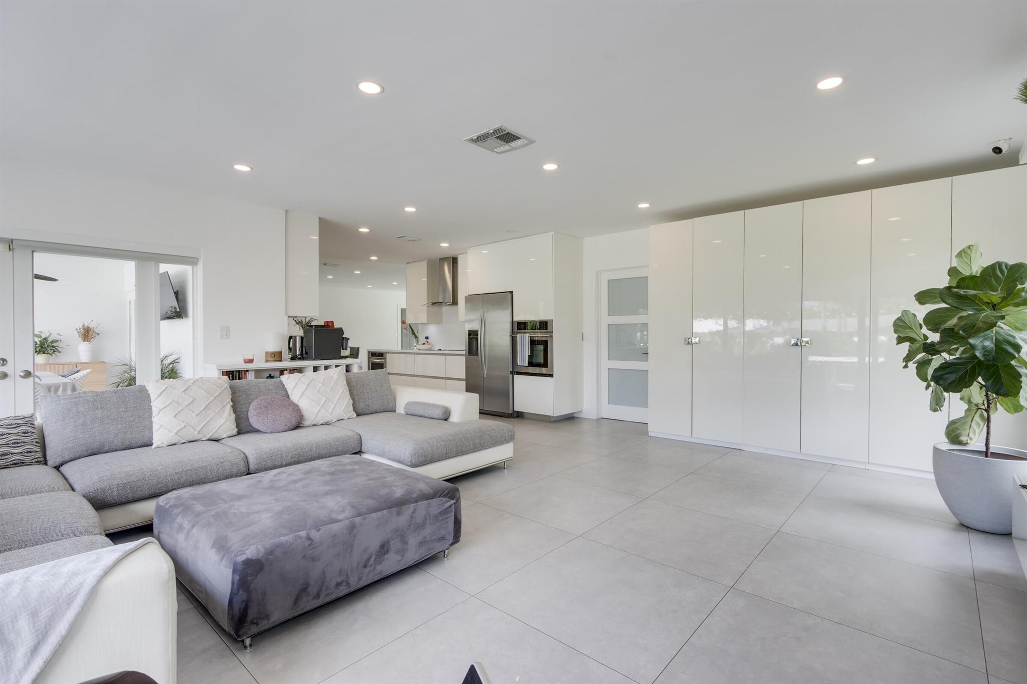 LAKE FLORESTA PARK - Residential