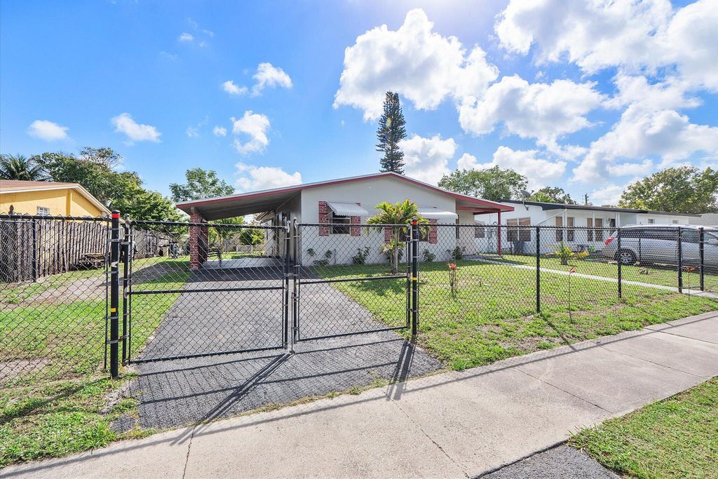 Photo of 640 SW 28th Way, Fort Lauderdale, FL 33312 (MLS # B26000844)