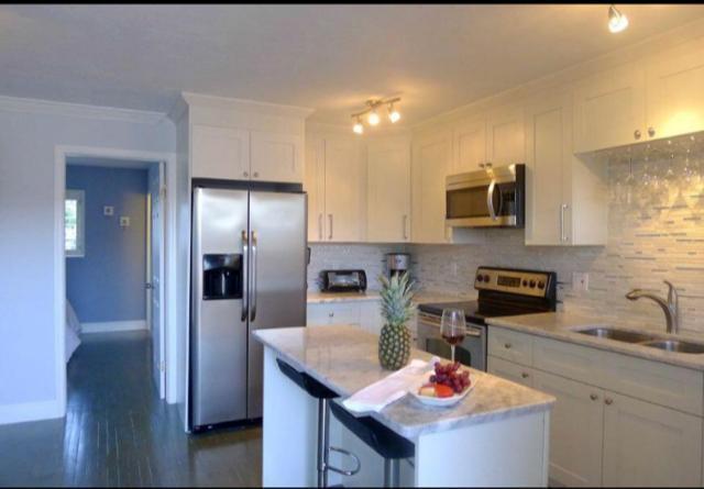 Beautiful condo in Downtown Lake Worth. New AC, New Water Heater, completely remodeled kitchen and bath. Located in the heart of everything downtown has to offer! Can be rented out with no waiting period. Low monthly HOA