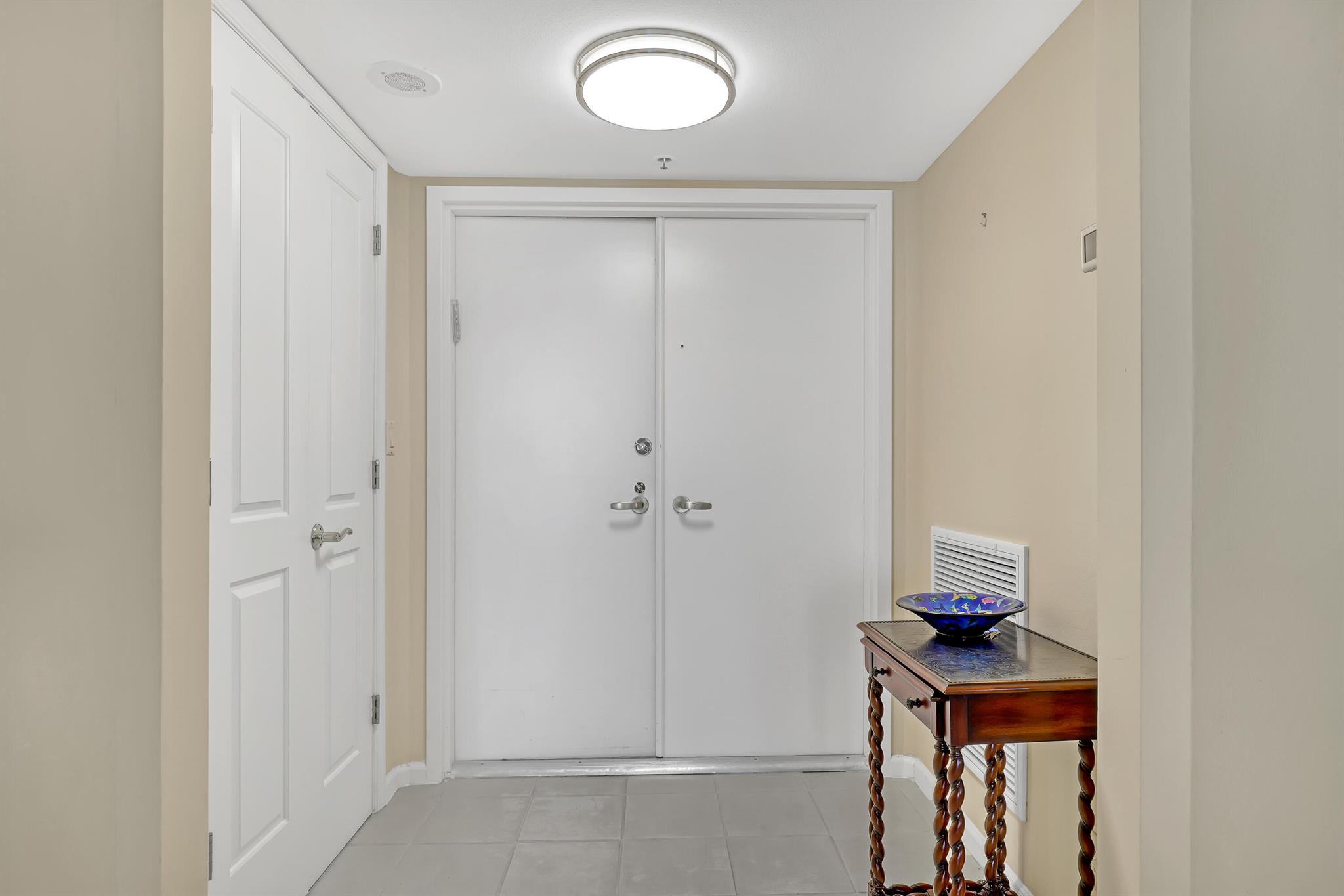 5200 N Ocean Drive 703, Singer Island, FL, 33404/$825,000 3 5200 N Ocean Drive 703