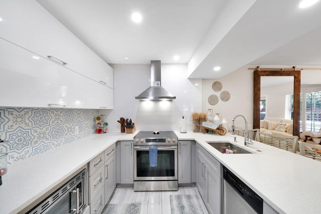 Photo of 925 NE 40th Street, Oakland Park, FL 33334 (MLS # F10491620)