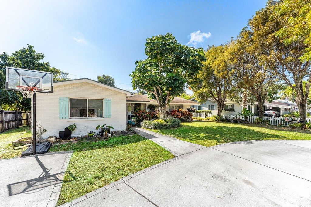 Photo of 102 NE 22nd Street, Delray Beach, FL 33444 (MLS # R11168090)
