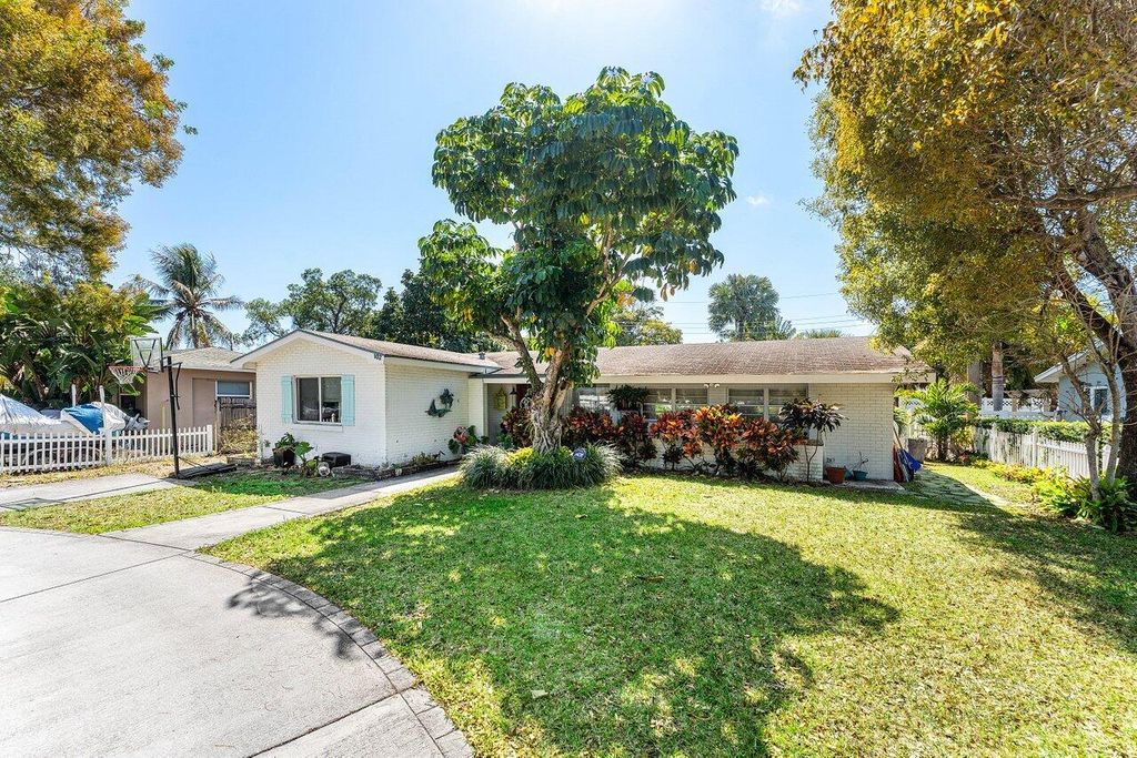 Photo of 102 NE 22nd Street, Delray Beach, FL 33444 (MLS # R11168090)