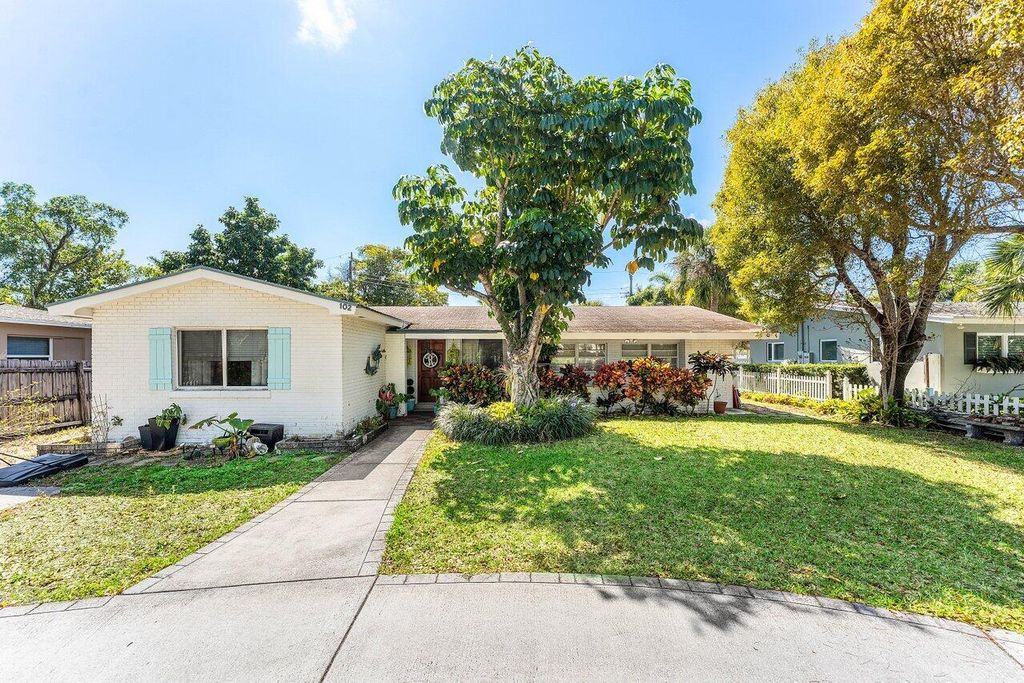 Photo of 102 NE 22nd Street, Delray Beach, FL 33444 (MLS # R11168090)