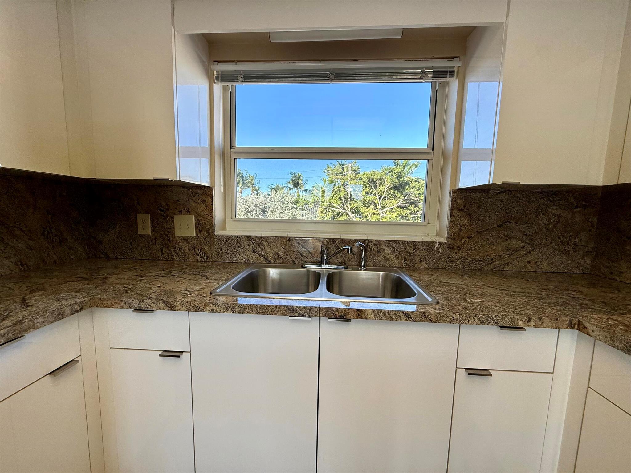 S/D OF 16-46-43 LYG E OF - Residential Lease