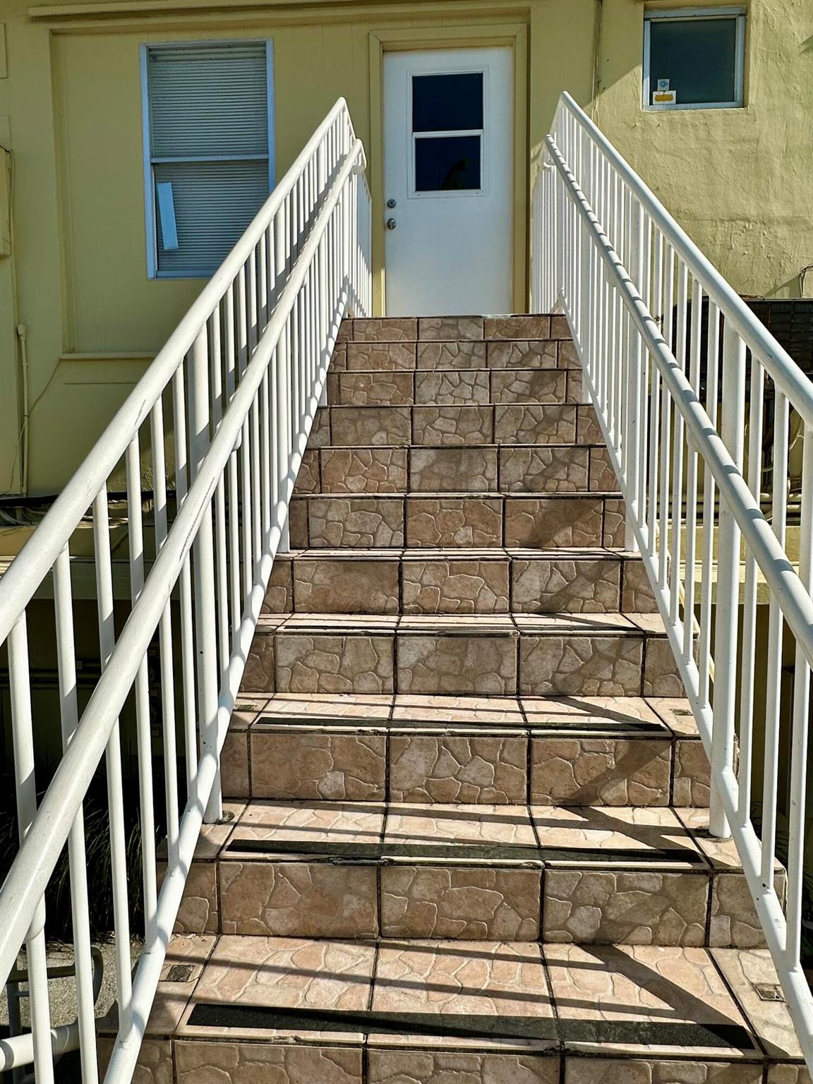 S/D OF 16-46-43 LYG E OF - Residential Lease