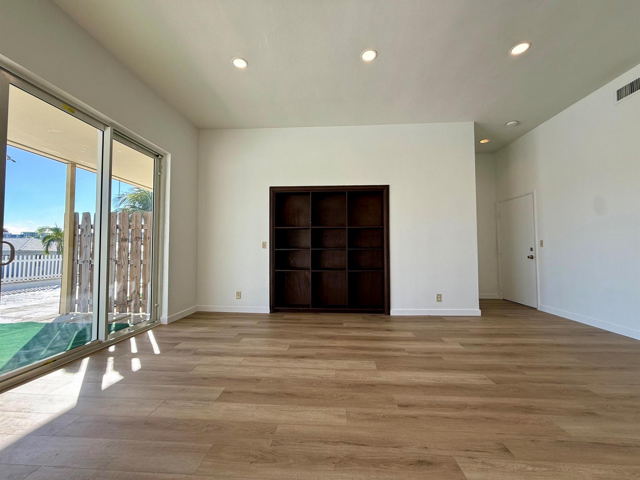 S/D OF 16-46-43 LYG E OF - Residential Lease