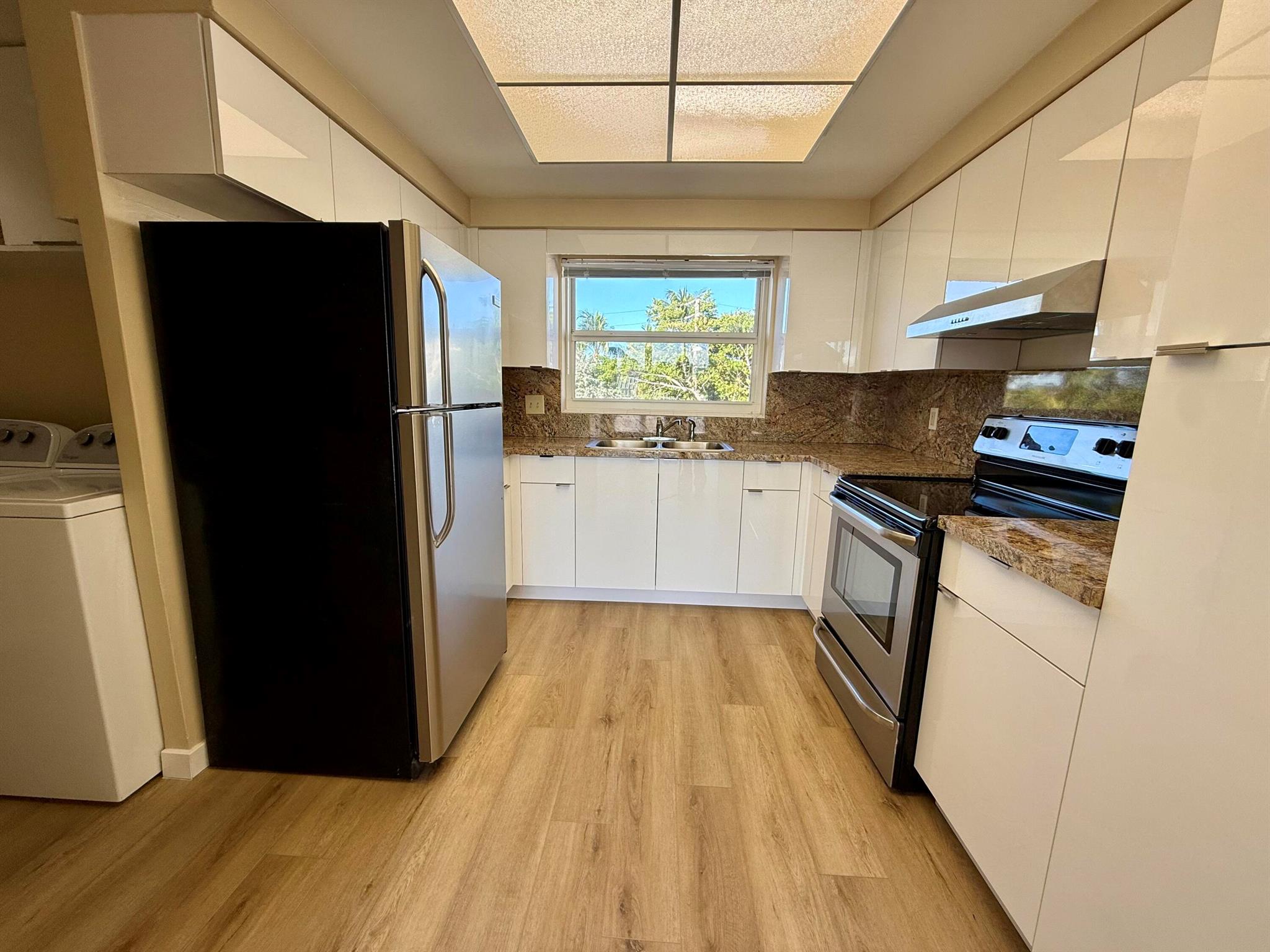 S/D OF 16-46-43 LYG E OF - Residential Lease