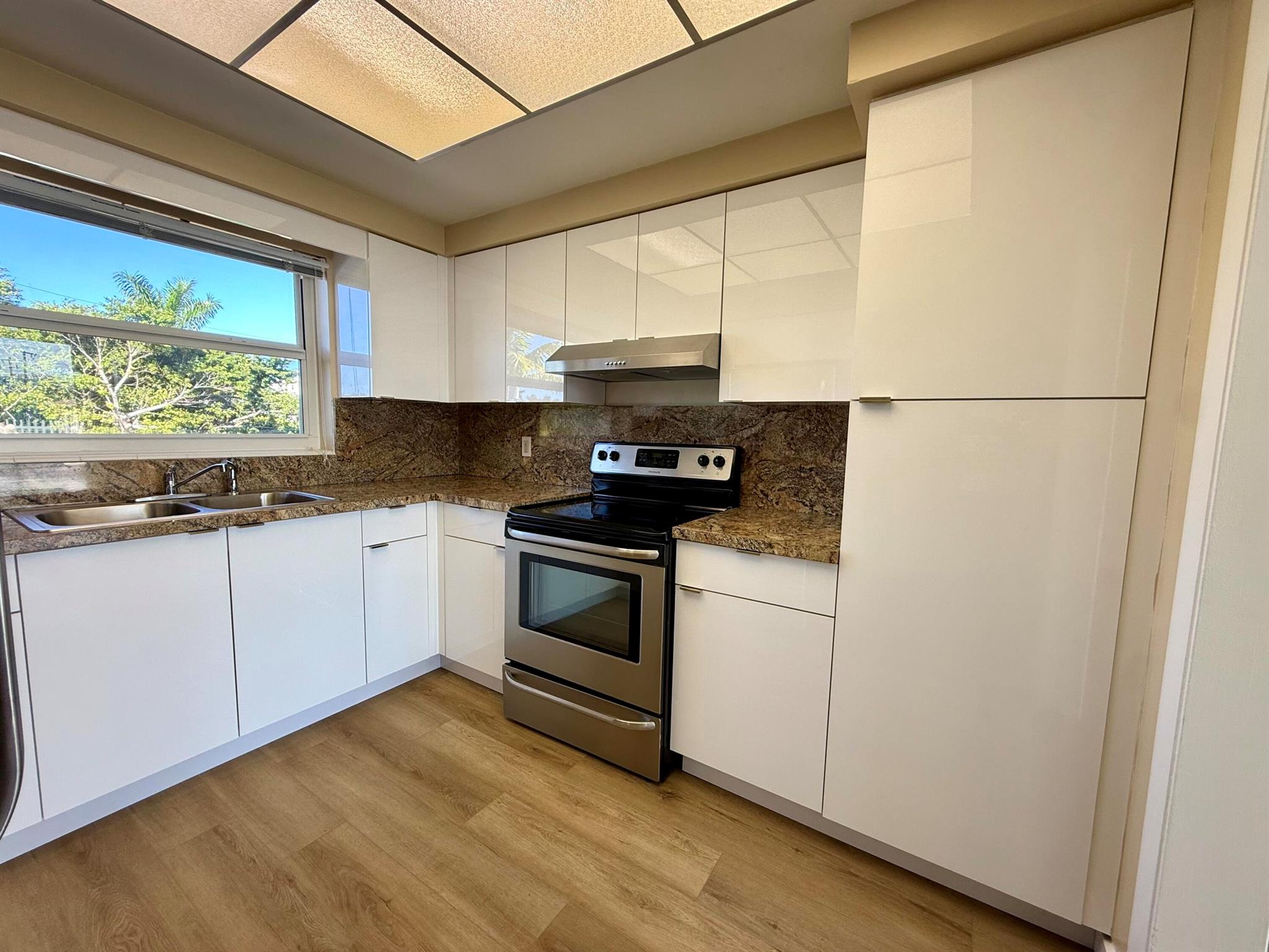 S/D OF 16-46-43 LYG E OF - Residential Lease