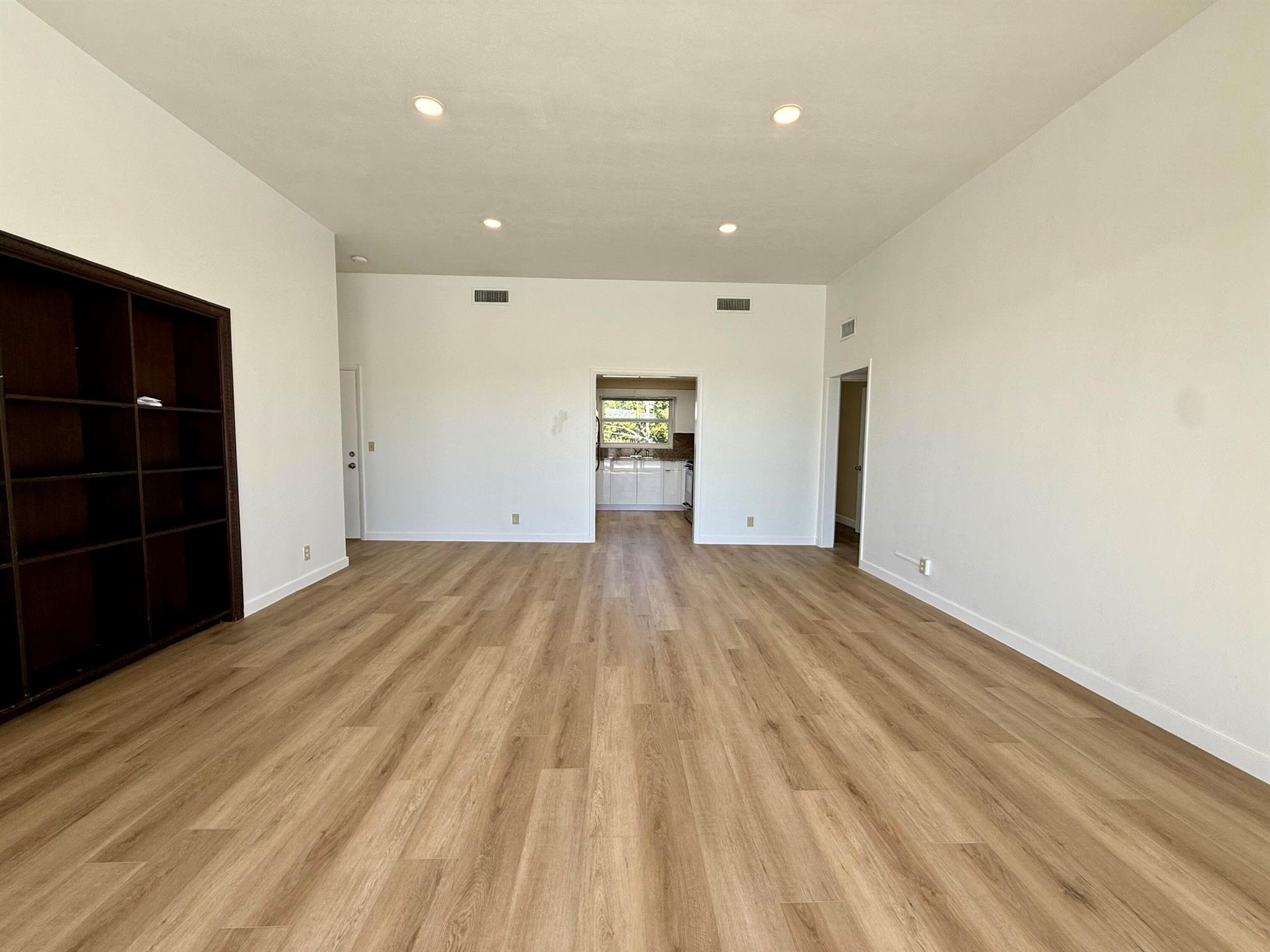 S/D OF 16-46-43 LYG E OF - Residential Lease