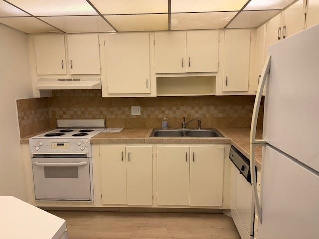 LARGE ONE BEDROOM CORNER CONDO! CLOSE TO POOL AND RECREATION. SCREENED PORCH, WALK IN CLOSET. COMMUNITY W/D. LAMINATE FLOORS, NO CARPET! PRIMARY BEDROOM HAS FULL BATH AND HALF BATH FOR GUESTS. ASSOCIATION ALLOWS ONE PET UP TO 40LBS, OR TWO PETS WITH A COMBINED WEIGHT OF 40LBS OR LESS. ASSOCIATION ALSO REQUIRES A MINIMUM CREDIT SCORE OF 670 OR MORE.