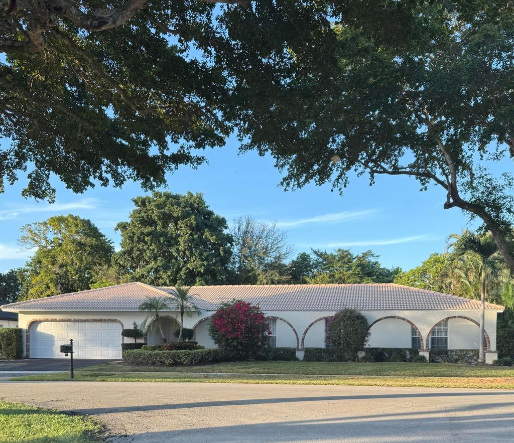 Photo of 6749 S Grande Drive, Boca Raton, FL 33433 (MLS # R11049144)