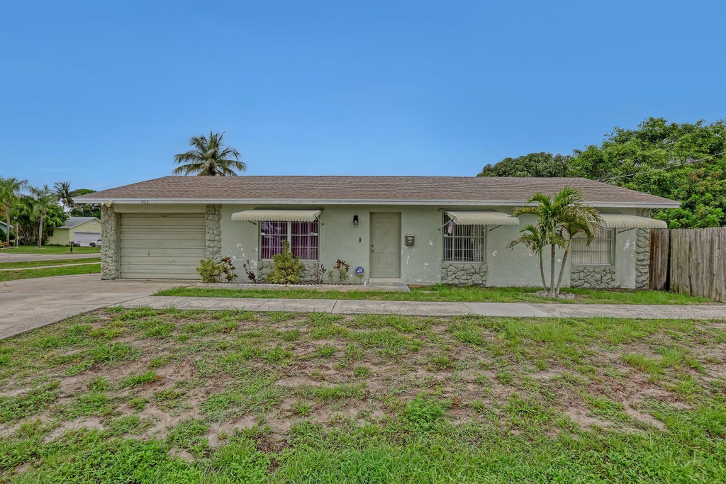 Photo of 302 SW 8th Street, Boynton Beach, FL 33426 (MLS # B26037336)