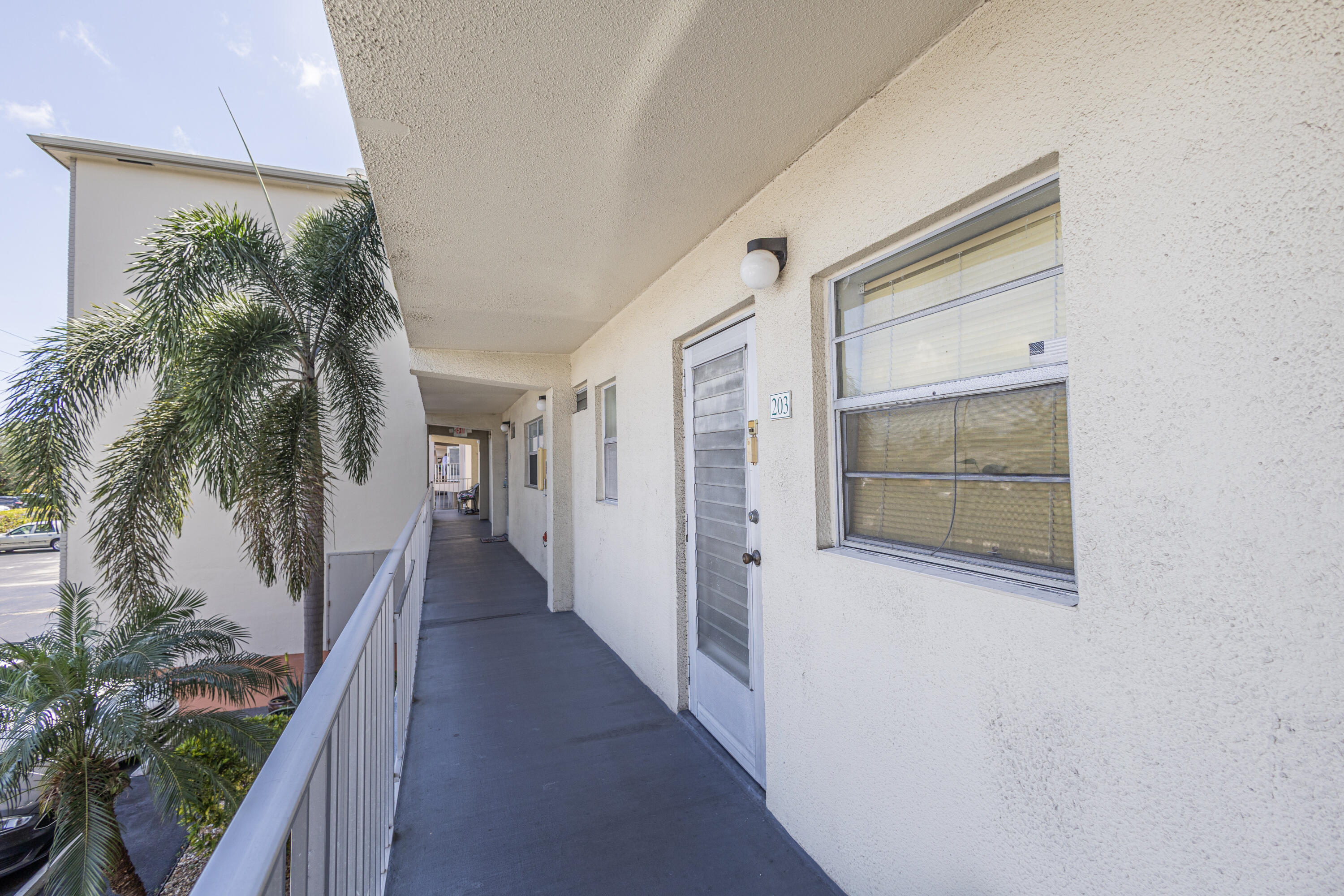 VILLAGE ROYALE ON THE GREEN CONDO - Residential