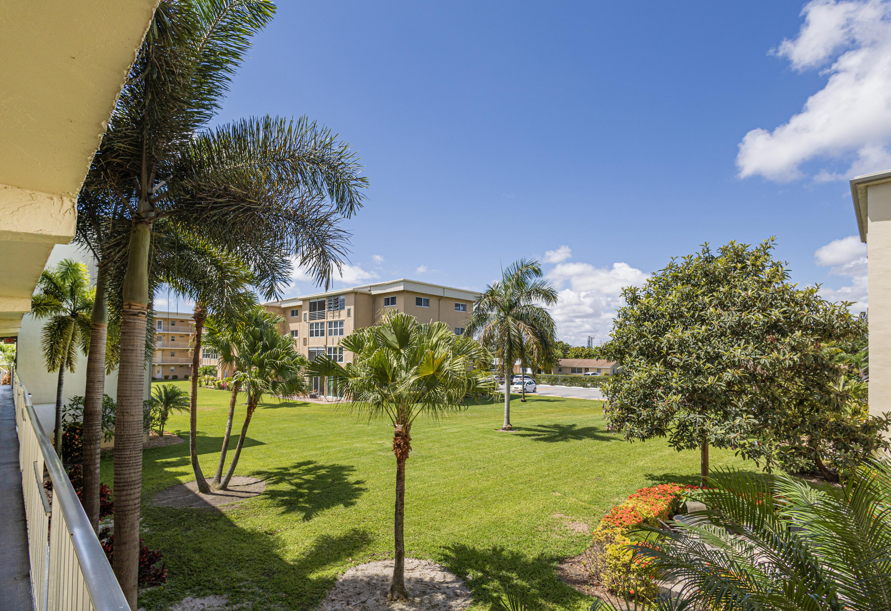 VILLAGE ROYALE ON THE GREEN CONDO - Residential