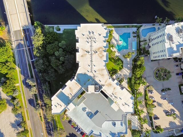 VOYAGER CONDO - Residential