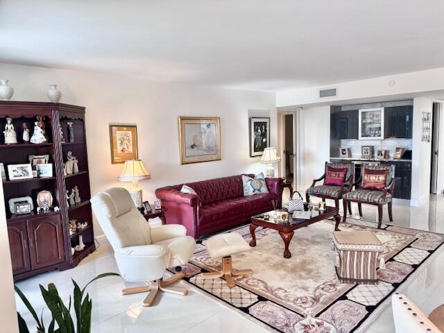 VOYAGER CONDO - Residential