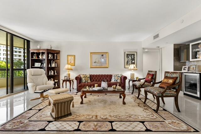 VOYAGER CONDO - Residential