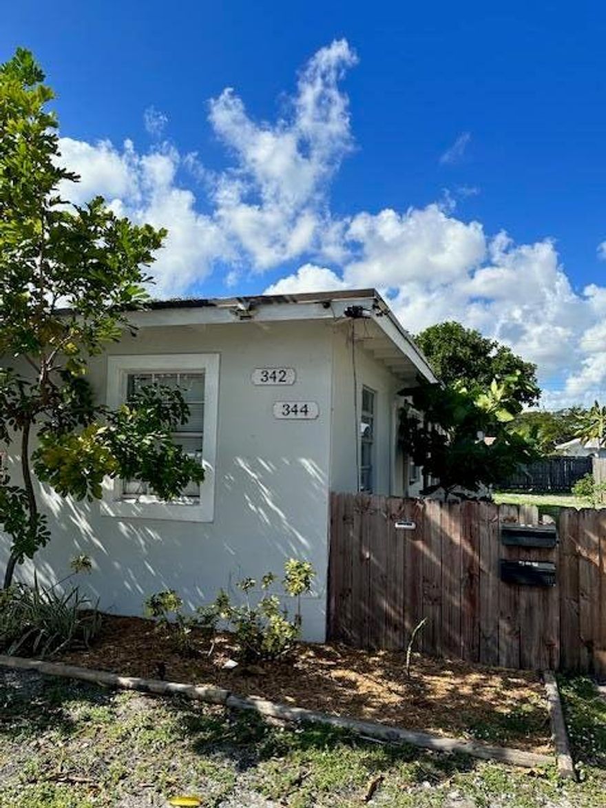 : Prime Delray Beach location! This adorable just renovated 2/1 unit is walking distance to downtown shopping, restaurants and beaches. Recently updated floors, paint, new kitchen and bathroom. Make this place a home!