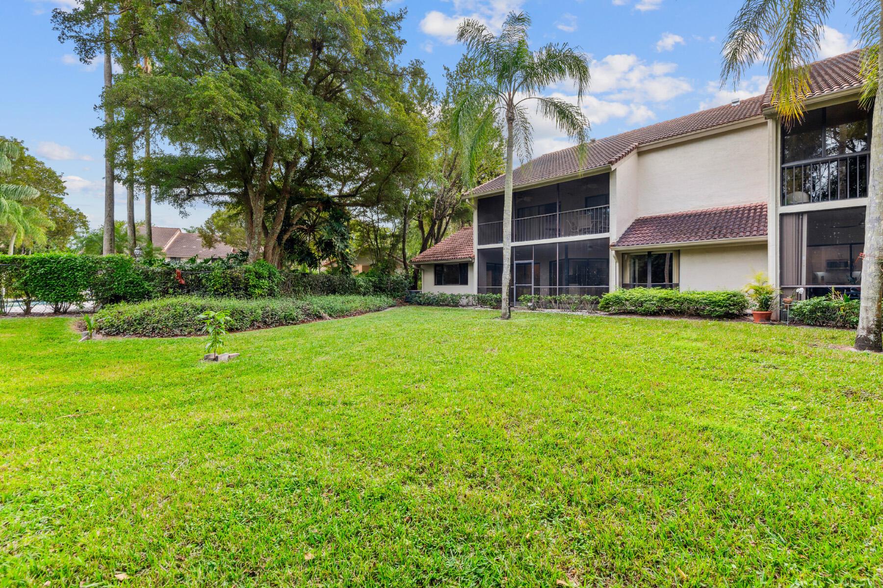 COACH HOUSES OF TOWN PLACE CONDO - Residential