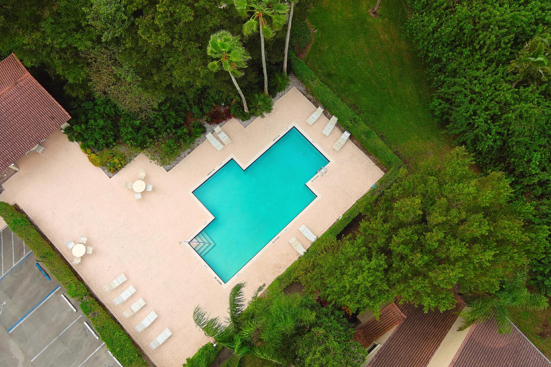 COACH HOUSES OF TOWN PLACE CONDO - Residential