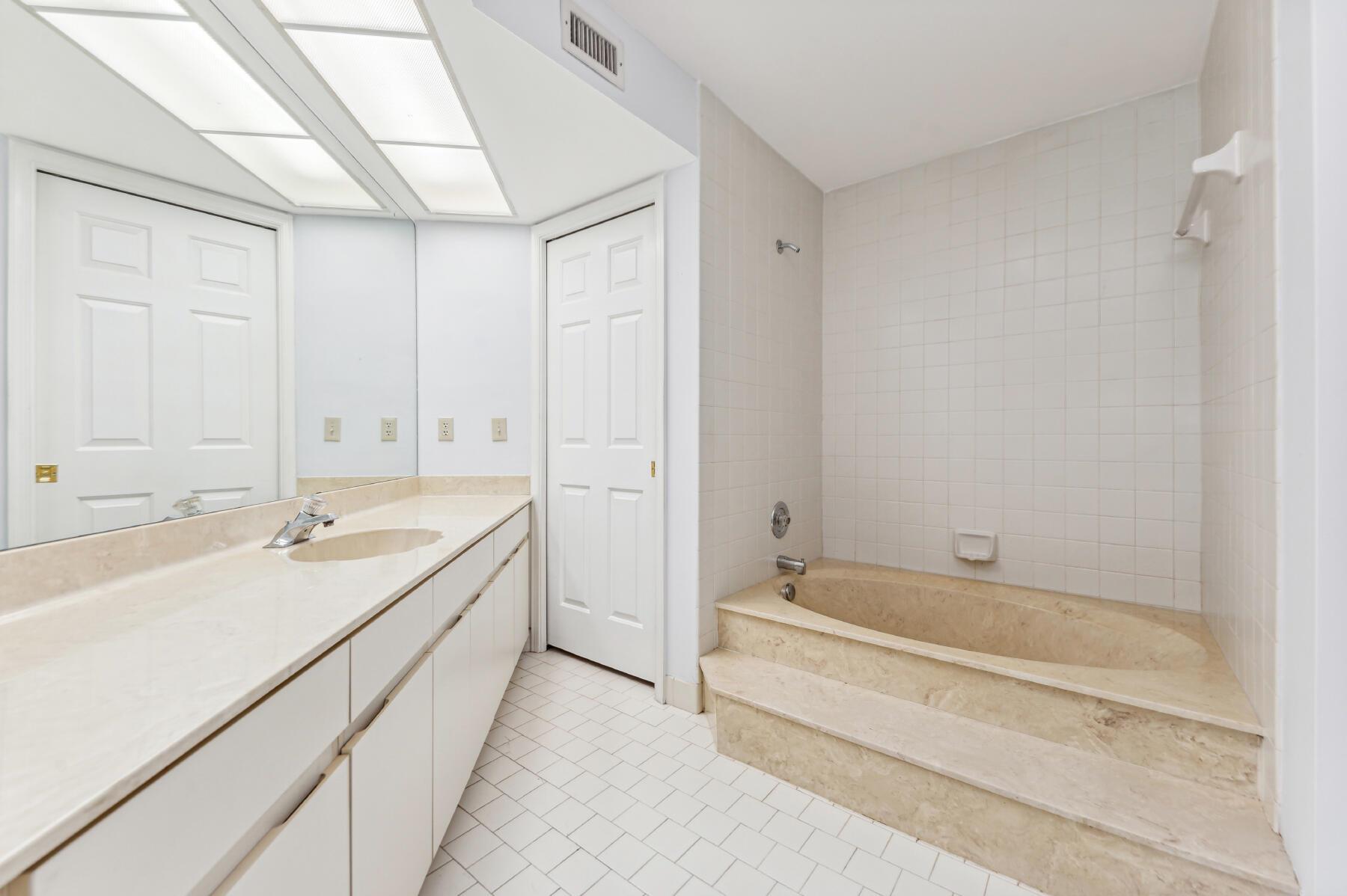 COACH HOUSES OF TOWN PLACE CONDO - Residential