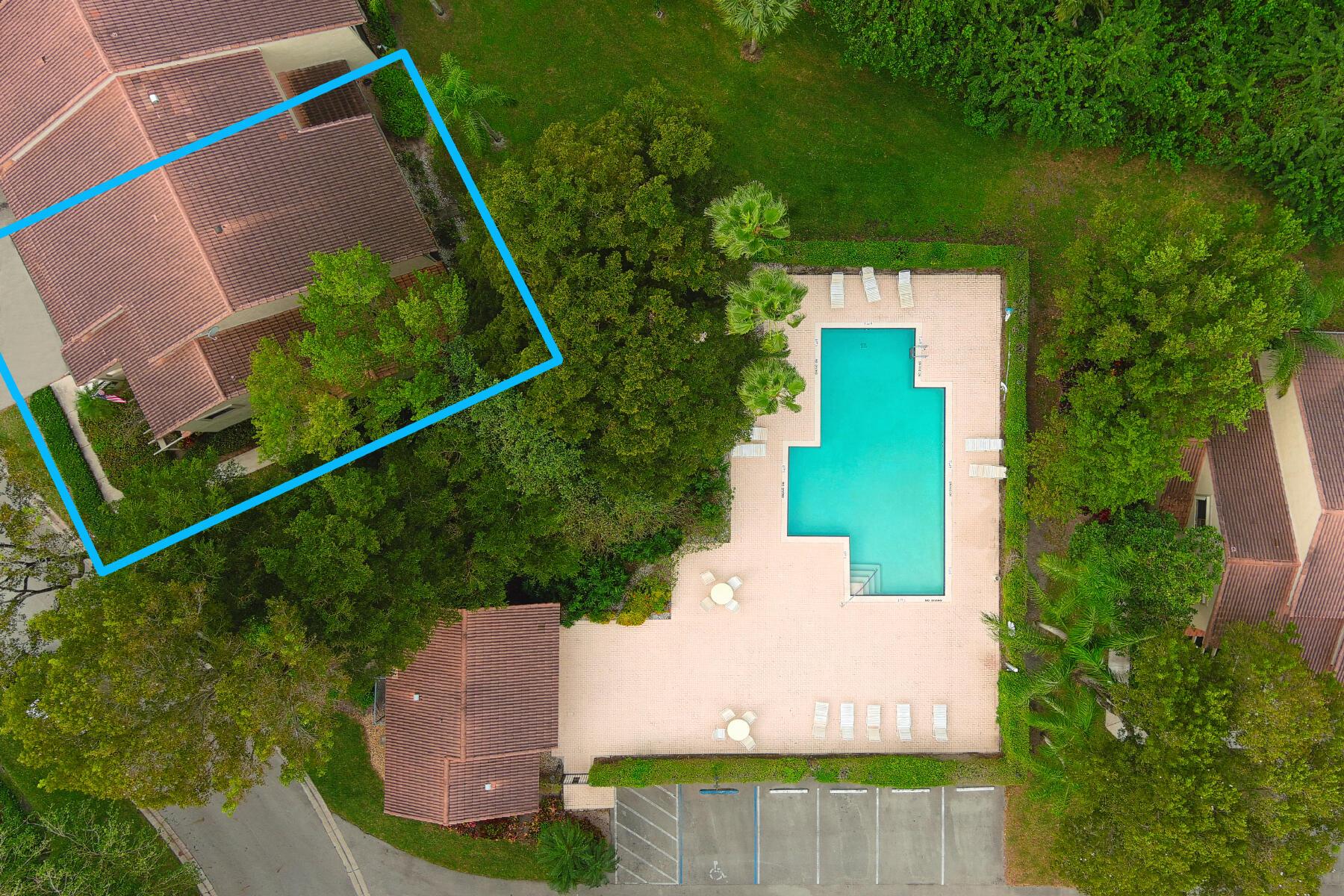 COACH HOUSES OF TOWN PLACE CONDO - Residential