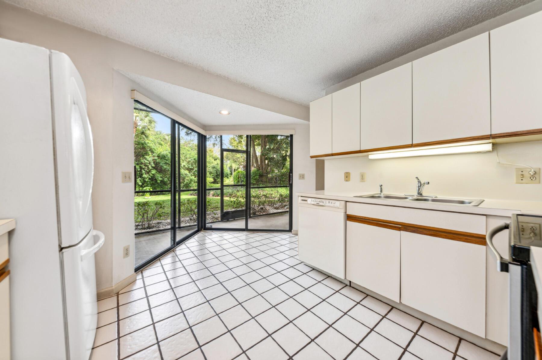 COACH HOUSES OF TOWN PLACE CONDO - Residential