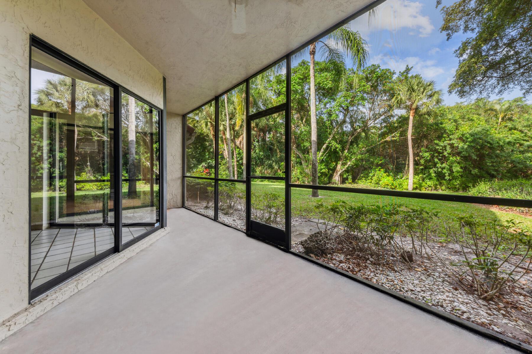 COACH HOUSES OF TOWN PLACE CONDO - Residential